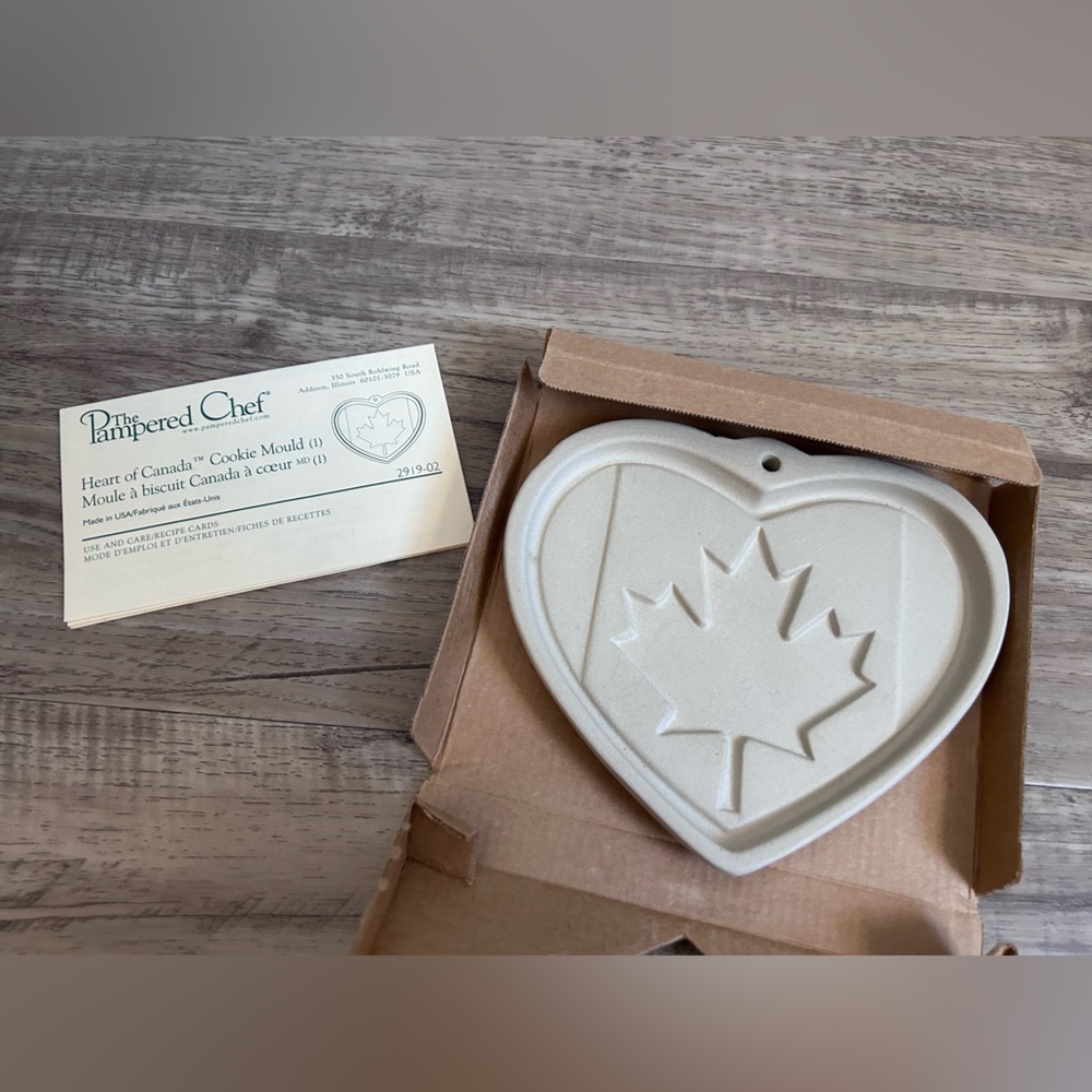 Pampered Chef Heart of Canada Cookie Mold baker baking sugar cookie treat cook